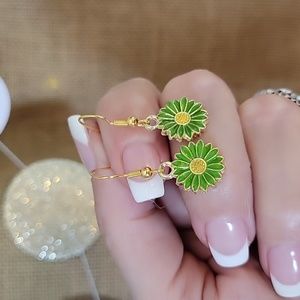 GREEN DAISY DROP EARRINGS